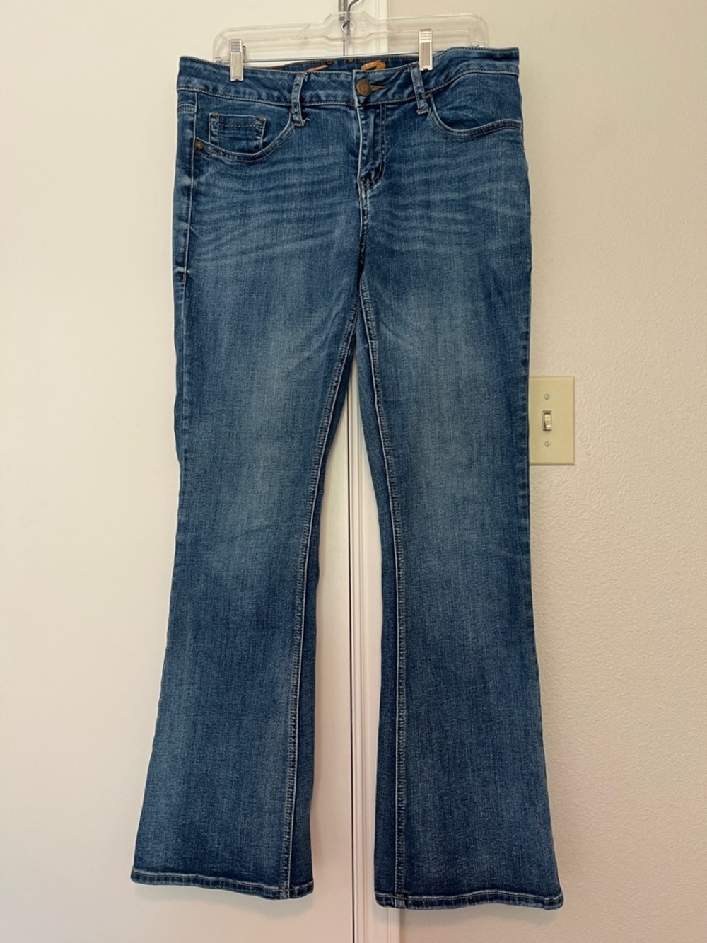 Seven7 women’s boot cut jeans size 12. 5 pocket. Embellished back pockets.